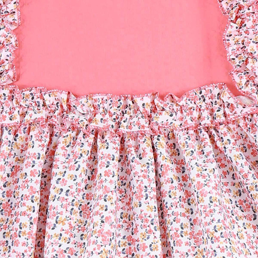 Traje rosado con detalles de flores