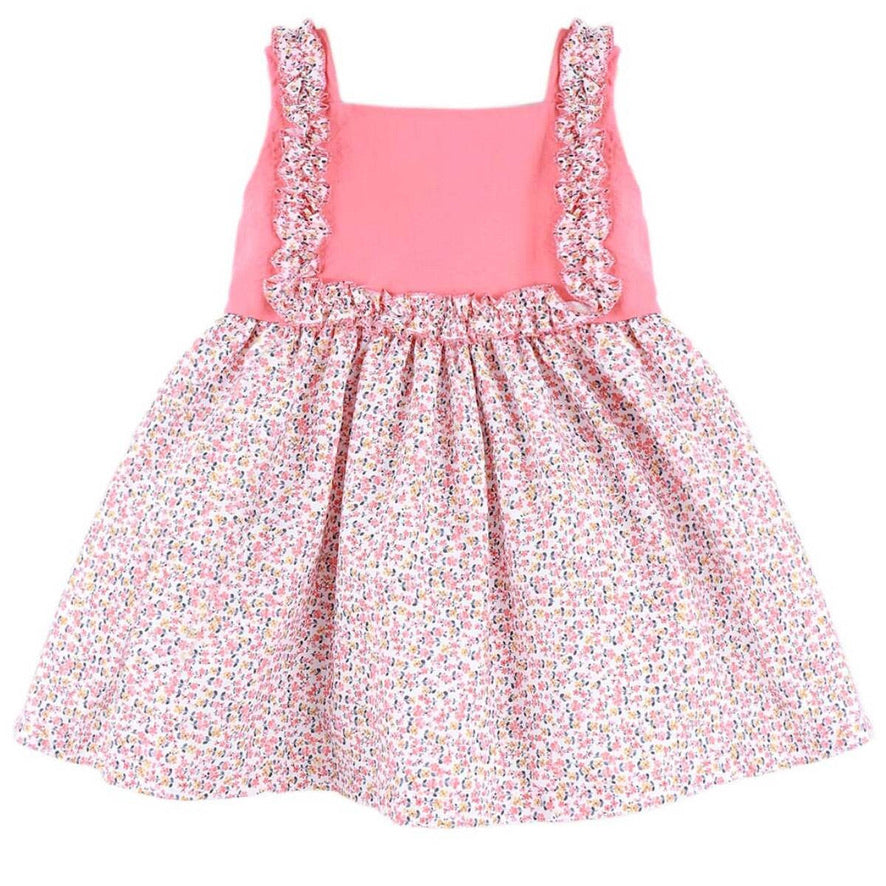 Traje rosado con detalles de flores